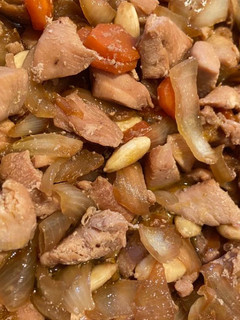 Una foto de Pollo con Almendras con salsa de soja estilo chino