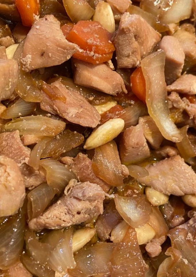 Una foto de Pollo con Almendras con salsa de soja estilo chino