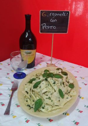 Una foto de Garganelli con pesto
