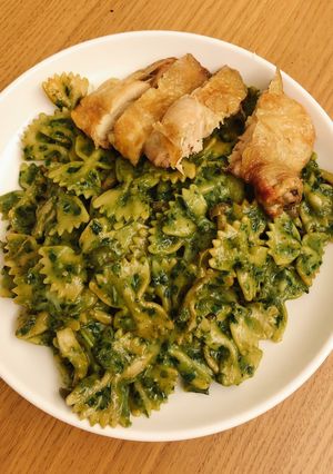 青醬菇菇雞腿排蝴蝶麵 的食譜成品照片