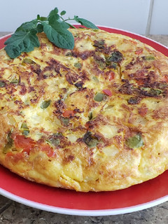 Una foto de Tortilla de patatas y pimientos