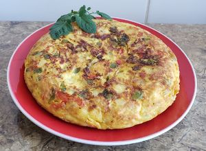 Una foto de Tortilla de patatas y pimientos