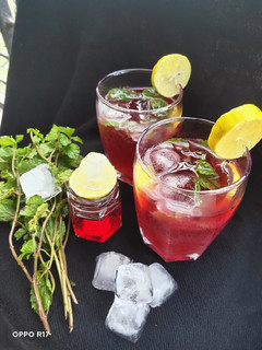 રોઝ મોઇતો લેમોનેડ (Rose Mojito Recipe In Gujarati) રેસીપી મુખ્ય ફોટો