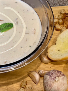 A picture of Cream of mushroom soup🍵🧄🥖.