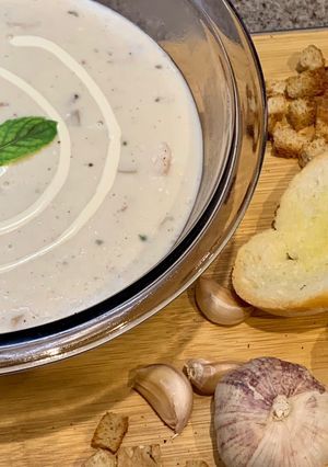 A picture of Cream of mushroom soup🍵🧄🥖.