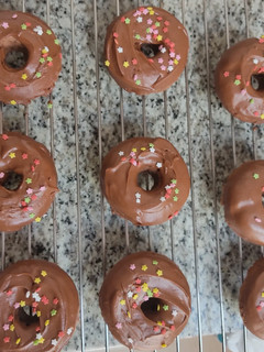 Una foto de Donuts bizcochones de chocolate