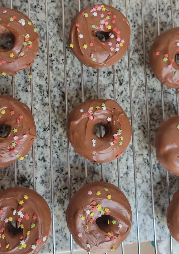 Una foto de Donuts bizcochones de chocolate