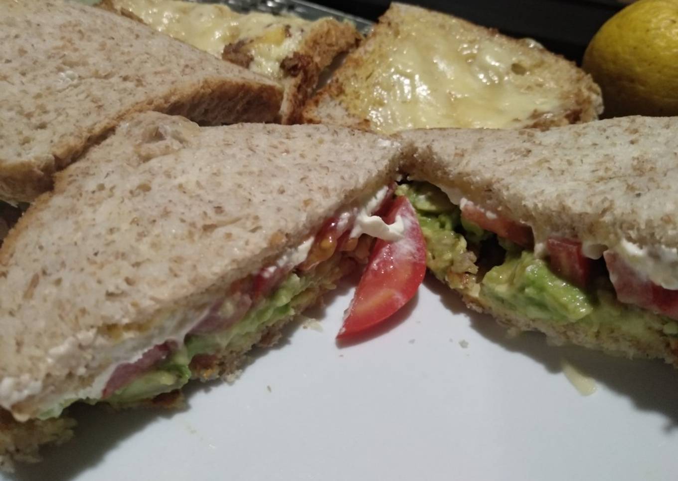 Sándwich de palta (aguacate), tomate y queso