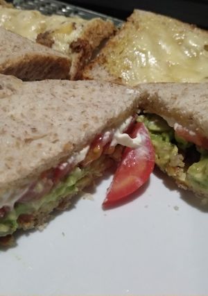 Una foto de Sándwich de palta (aguacate), tomate y queso