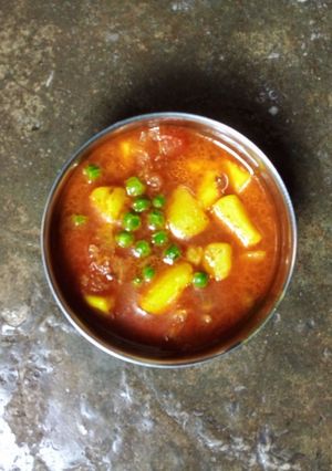 আলু মটরের তরকারি (aloo matar curry recipe in Bengali) রেসিপির প্রধান ছবি