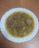 Potaje de lentejas con verduras y albóndigas