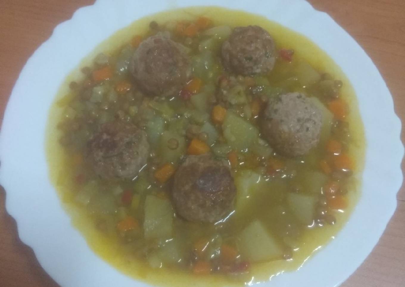 Potaje de lentejas con verduras y albóndigas