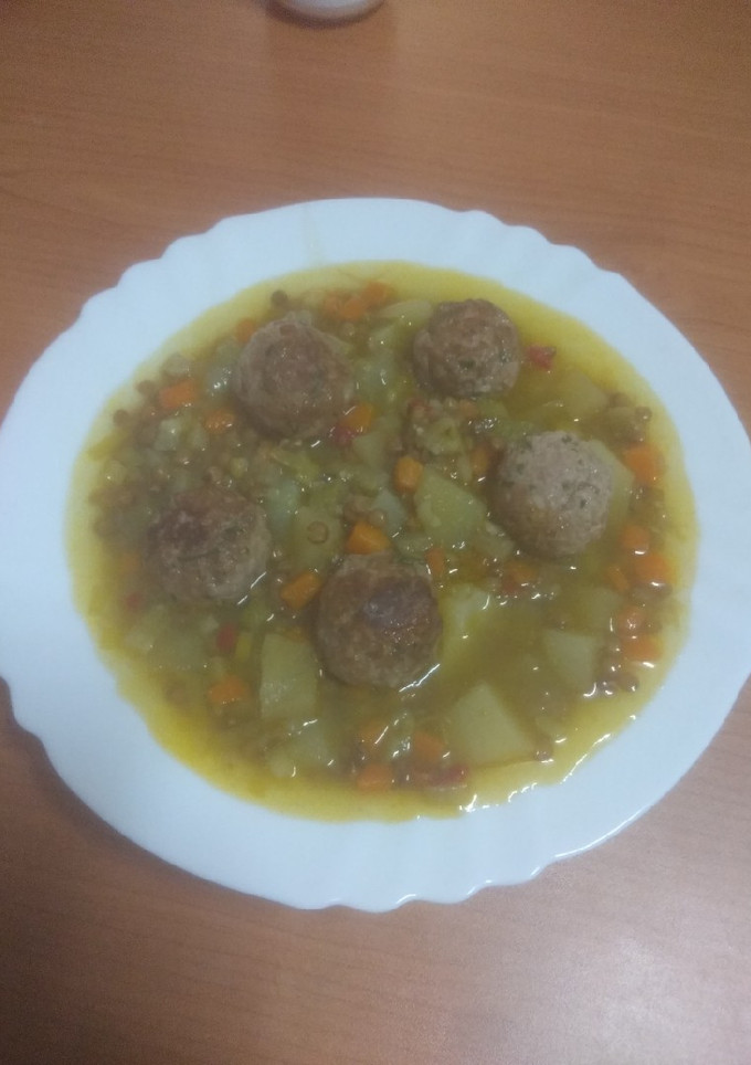 Una foto de Potaje de lentejas con verduras y albóndigas