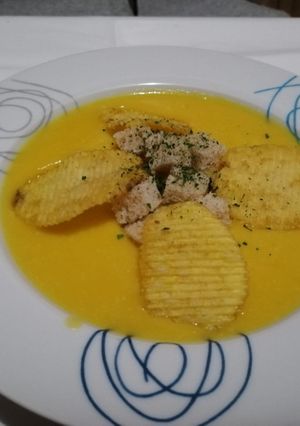 Foto de Sopa de Couve Lombarda Com Crocante de Batata Presunto