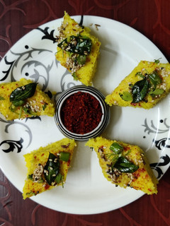 મગની વાટી દાળનાં ખમણ (Moong Vati Dal Khaman Recipe In Gujarati) રેસીપી મુખ્ય ફોટો