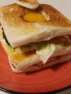 Una foto de Sandwich Club con huevo