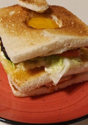 Una foto de Sandwich Club con huevo