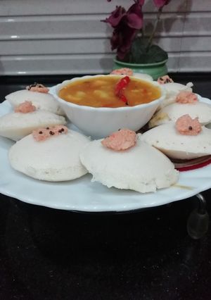 A picture of Rice & Urad dal Idli.