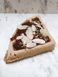 Waffle de yuca con mermelada de frutos rojos y almendras fileteadas