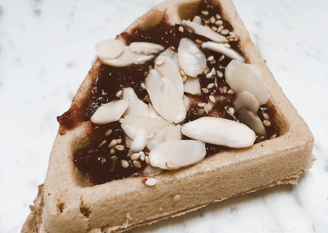 Waffle de yuca con mermelada de frutos rojos y almendras fileteadas