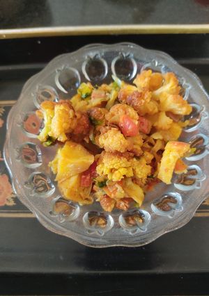 A picture of Mix veg cauliflower with potato sabzi.