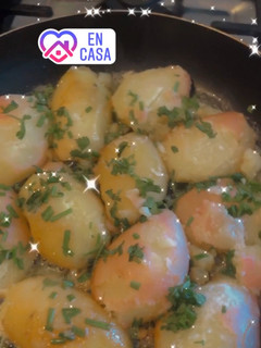 Una foto de Reineta a la mantequilla con papas ciboulette