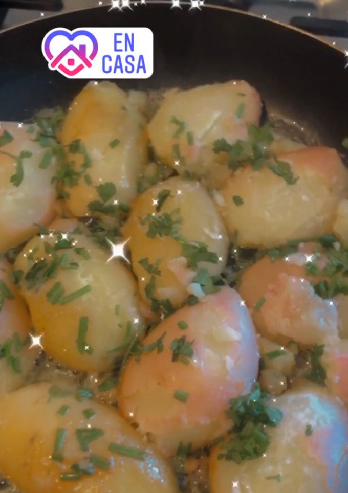 Una foto de Reineta a la mantequilla con papas ciboulette