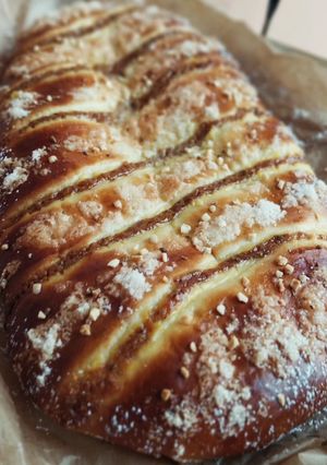 Una foto de Coca de praliné de avellanas y crema pastelera