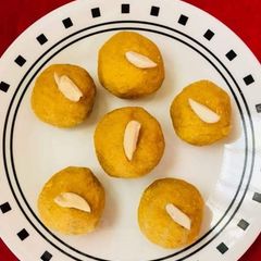 A picture of Besan Ladoo.