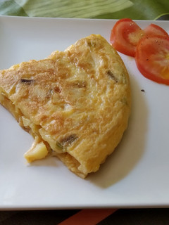 Una foto de Tortilla de patata y ajos tiernos