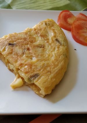 Una foto de Tortilla de patata y ajos tiernos