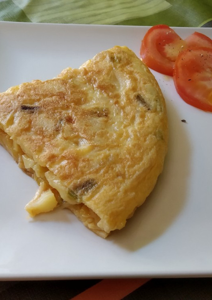 Una foto de Tortilla de patata y ajos tiernos