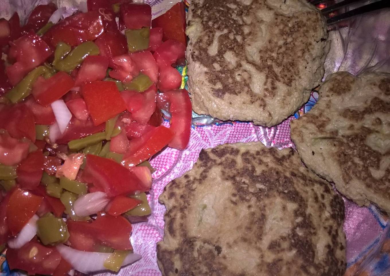 Tortitas de semilla de parota con ensalada de nopales
