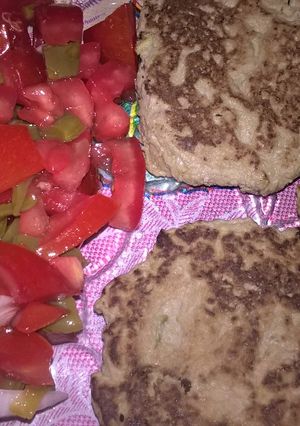 Una foto de Tortitas de semilla de parota con ensalada de nopales