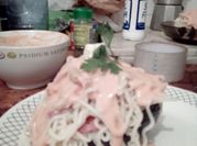Una foto de ensalada de pasta con salsa rosa