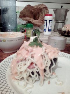 Una foto de Aguacate relleno con ensalada de pasta