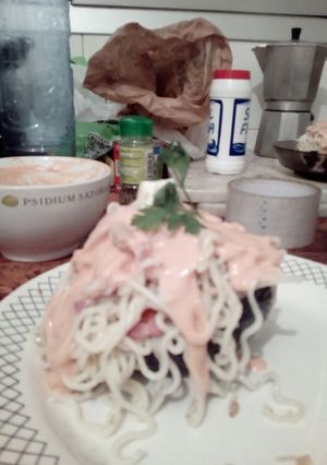 Una foto de Aguacate relleno con ensalada de pasta