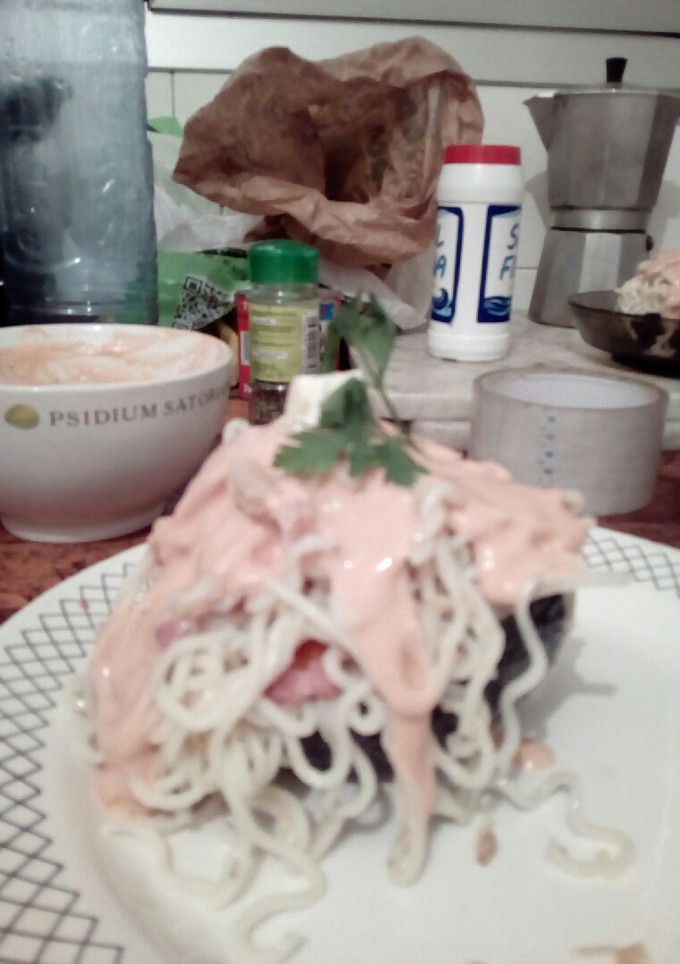 Una foto de Aguacate relleno con ensalada de pasta