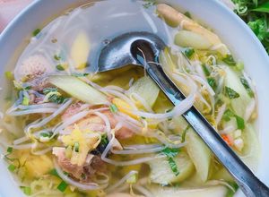 Hình của món Canh chua gà nấu thơm.