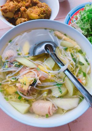 Hình của món Canh chua gà nấu thơm.