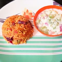 A picture of Banglore style vegetable pulao (veg tomato bath) and mosru bajji.