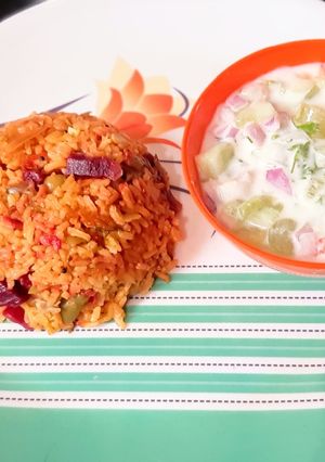 A picture of Banglore style vegetable pulao (veg tomato bath) and mosru bajji.