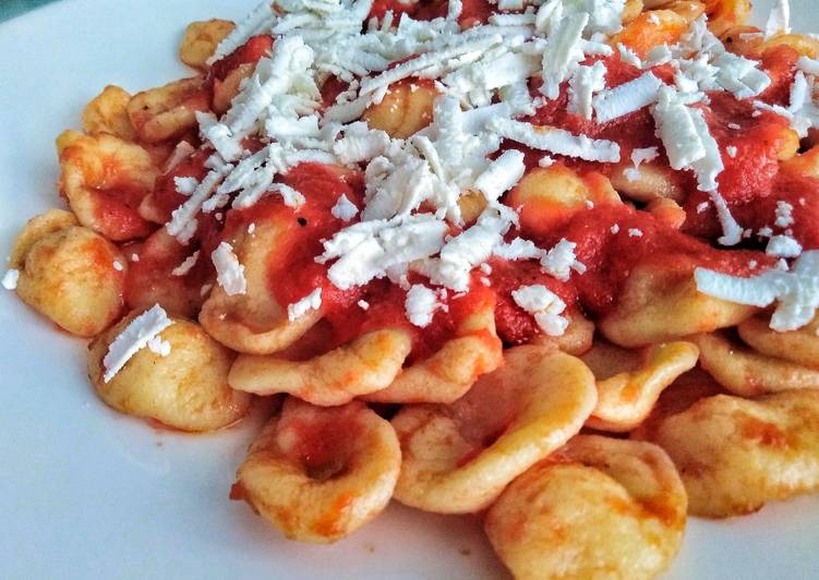 Orecchiette con sugo semplice e cacioricotta