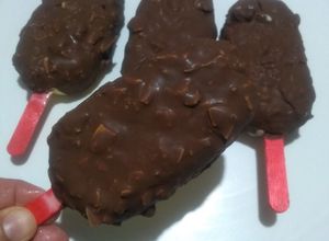 Una foto de Paletas tipo Magnum con almendras