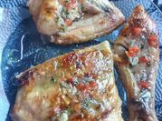 Una foto de condimentos para pollo a la parrilla