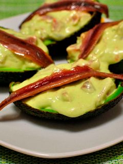 Una foto de Aguacates rellenos de tomate y anchoas