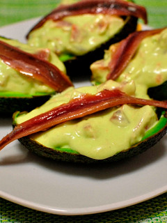 Una foto de Aguacates rellenos de tomate y anchoas