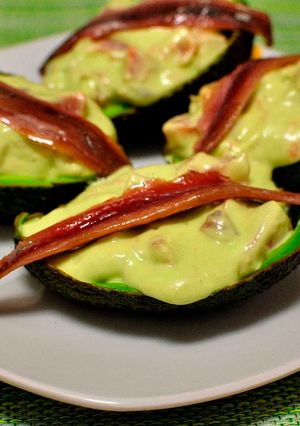 Foto principal de Aguacates rellenos de tomate y anchoas