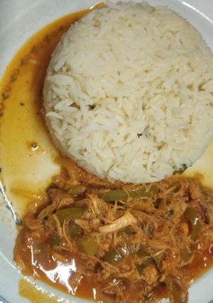 A picture of Spanish chicken with browned rice.