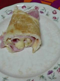 Una foto de Rulo de tortilla relleno de queso y jamón cocido